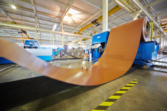 Automated decoiler with drive, carrying load