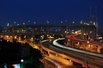 Kreisverkehr an der Nanpu Brücke in Shanghai China bei Nacht