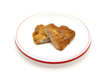 Paniertes und Gebratenes Schnitzel auf Teller