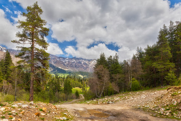 Fototapeta na wymiar Zobacz do podnóża gór Kaukazu na zakurzonych wiejskich