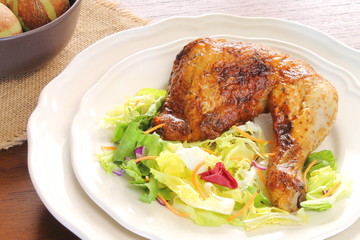 Muslo de pollo asado con ensalada
