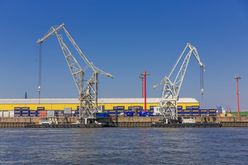 Fototapeta na wymiar Containerkräne, Hafen Hamburg