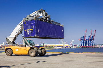 Containertransport am Hafen