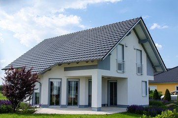 Einfamilienhaus grau weiss - 53204598