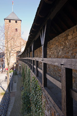 Fototapeta na wymiar historyczne mury miejskie z blankami w Ahrweiler
