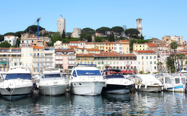 Fototapeta na wymiar Zobacz na mieście Cannes i starym portem