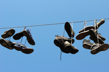 Schuhe auf Stromleitung (Shoefiti)