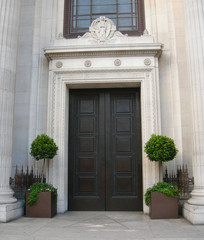 Fototapeta na wymiar Klasyczna architektura w drzwiach wejścia, Londyn, Wielka Brytania