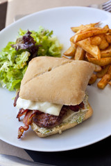Hamburger, fast food, sandwich, frites, salade, viande
