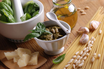 pesto genovese nella ciotola bianca con ingredienti