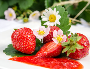 Geschmack des Sommers: frische Erdbeeren mit Erdbeermarmelade