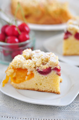 Streuselkuchen mit Kirschen und Aprikosen