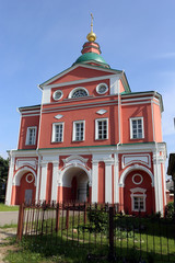 Fototapeta na wymiar Church Gate w klasztorze Hotkovskom.
