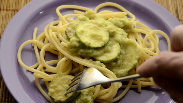 Bucatini con le zucchine Pasta with zucchini