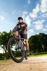 Fototapeta premium mann fährt fahrrad