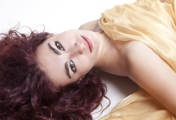 Naklejka premium Ragazza stesa con capelli rossi