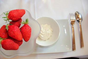 Dessert mit Erdbeeren und Schlagobers