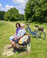 Rentnerpaar bei einer Radtour