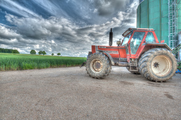 traktor am feld © Superingo