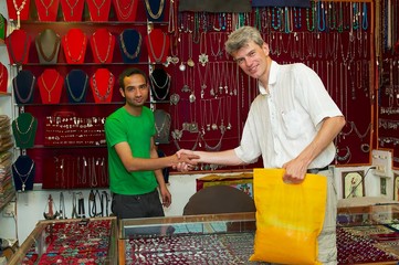 European buyer in indian jewelry store make deal