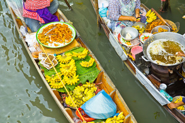 Atmosphere at Damnoen Saduak Floating Market in Thailand