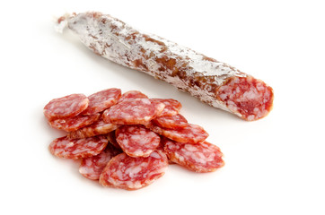 Salami mit Pelle und Salamischeiben