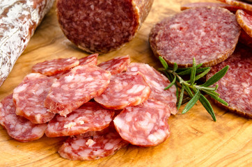 Salami geschnitten, verschiedene Sorten