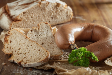Krustenbrot mit Leberwurst