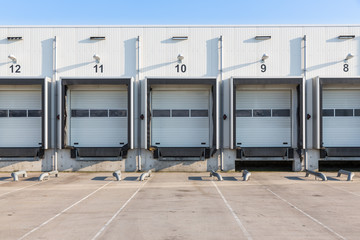 Terminal for truck loading with closed gates