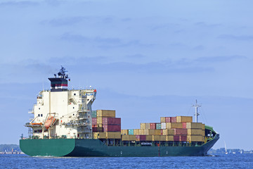 Containerschiff auf der Ostsee bei Kiel, Deutschland