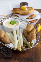 Spargel mit Schnitzel und Kartoffeln