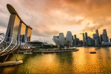 Zelfklevend Fotobehang De stadshorizon van Singapore bij zonsondergang. © Luciano Mortula-LGM