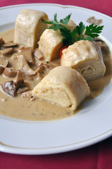 Käse Strudel in Steinpilz Sauce