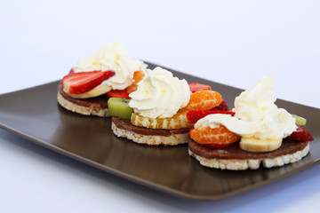 Puffed rice with fruits and cream
