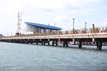 Obraz premium Bridge and station in the bay