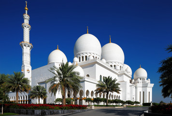 Fototapeta na wymiar Sheikh Zayed Wielki Meczet w Abu Dhabi jest największym w ZEA