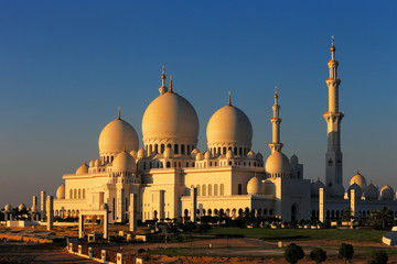 Fototapeta na wymiar Sheikh Zayed Wielki Meczet w Abu Dhabi jest największym w ZEA