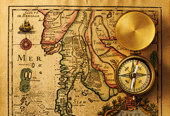 Fototapeta na wymiar Antique kompas na starej mapie