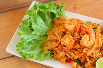 Stir fried rice noodle with prawns.