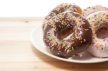 お皿に盛ったドーナツのアップ