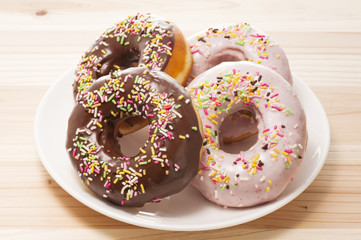 お皿に盛った複数のドーナツ