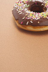 茶色の背景にドーナツのアップ