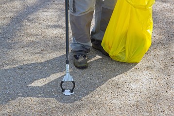 ramassage de papier dans la rue