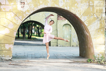 Fototapeta na wymiar ballerina outdoors