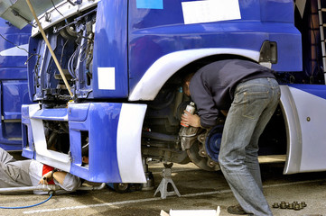 mechanical assistance of a truck of race