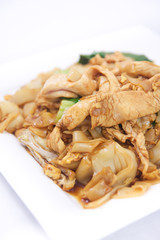 Pad se ew, Stir fried flat rice noodles with oyster sauce.