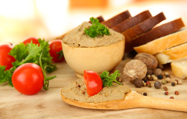 Composition of fresh pate, tomatoes and bread,