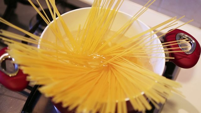 Spaghetti in pentola