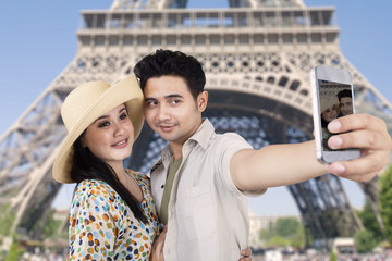 Couple take picture at Eiffel tower, Paris