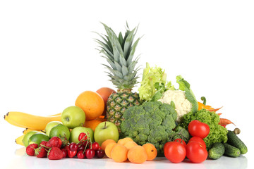 Fototapeta na wymiar Asortyment świeżych owoców i warzyw, samodzielnie na biały